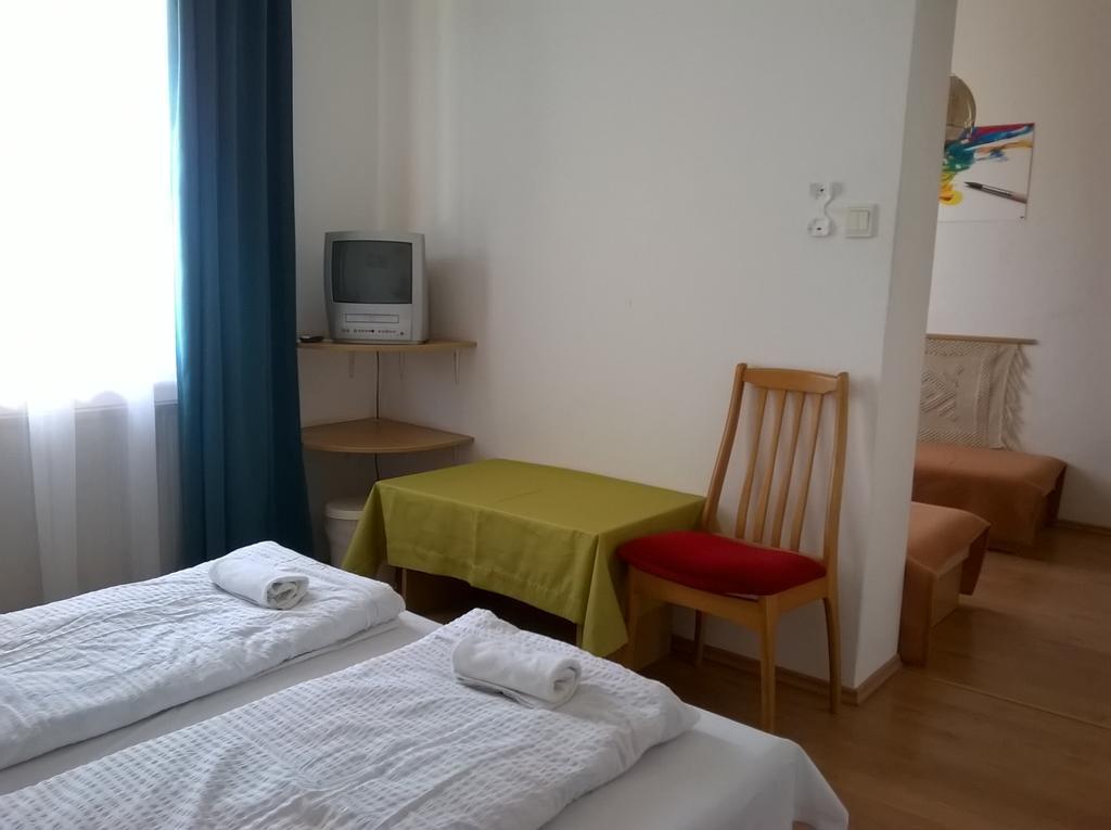 Parton Hotel & Bowling Tiszakécske Quarto foto