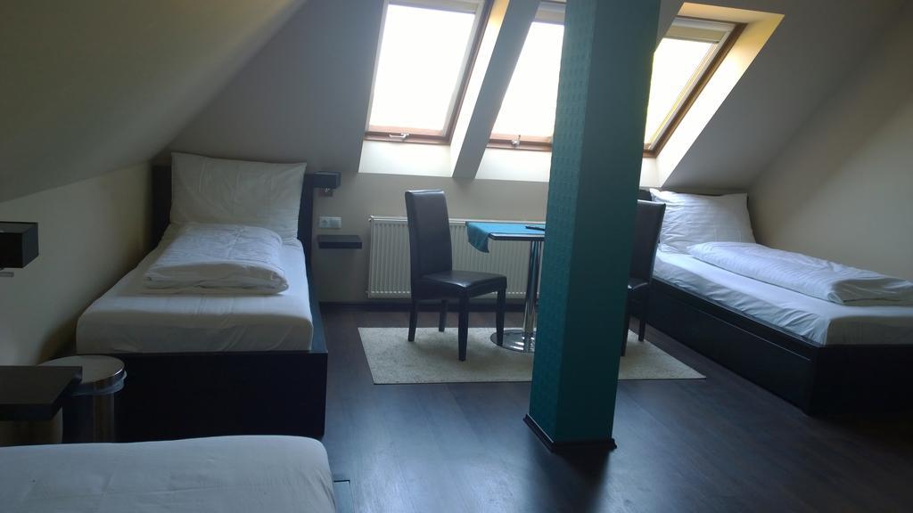 Parton Hotel & Bowling Tiszakécske Quarto foto